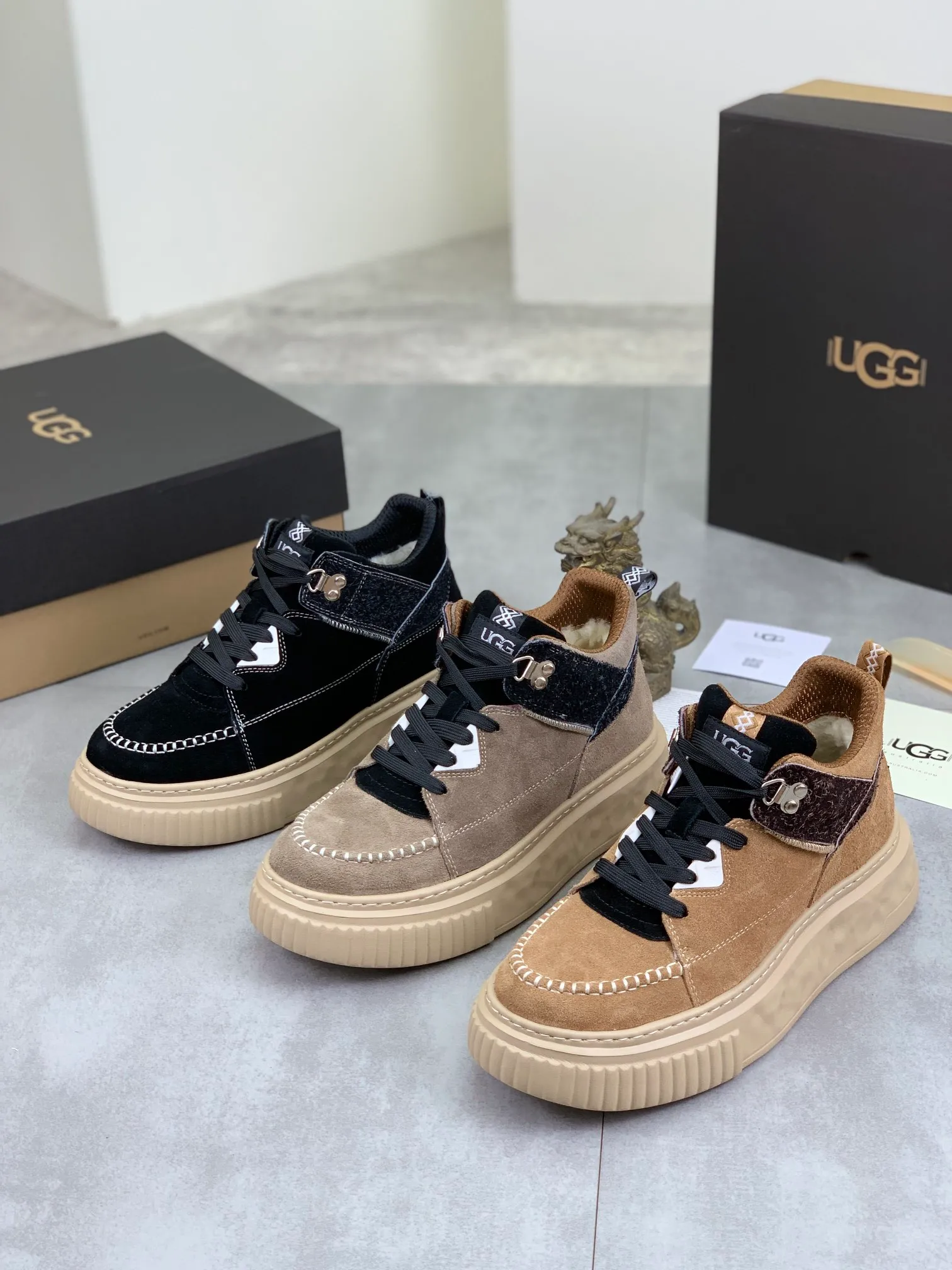 Men's shoes 💰P640 [New style] 💰 🆘 "Real wool" [UGG] 👉The popular men's shoes are synchronized with the official website 🔰The quality of the genuine products [satisfied] is not comparable to the imitations in the general market 🌀The upper is imported Italian frosted cowhide, and the lining is: foot pad 🅰️ grade 🐑Real wool👻Only Grade A can show the effect The hand feels smooth and delicate 🔱The shoe shape is grand, only genuine manufacturers can do it 🎄The perfect toughness of the original outsole 👻⬛️ allows customers to say goodbye to one-time consumption. Real wool lining, super warm. Available in black, brown and gray. Size: 39-44